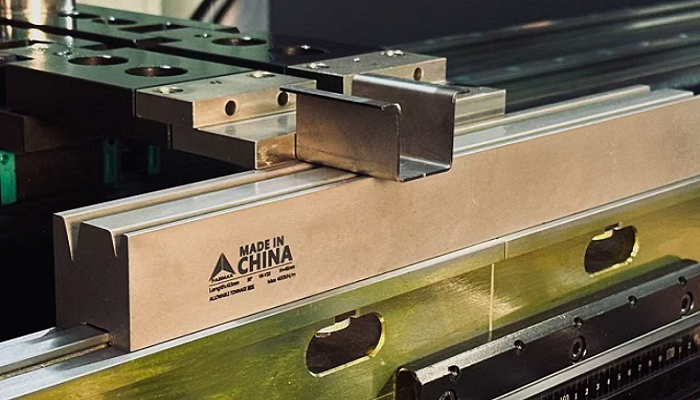 Precision press brake die holder for secure and accurate bending operations