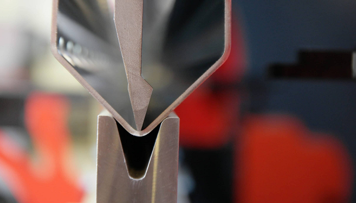 High clearance gooseneck punch for deep U-profile sheet metal bending.