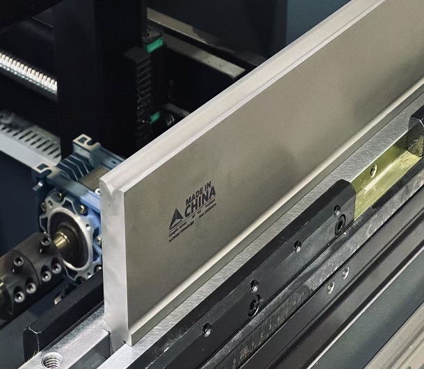 Single-V Die